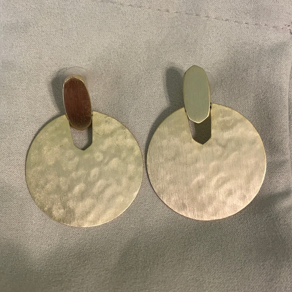 Brushed gold Kendra earrings